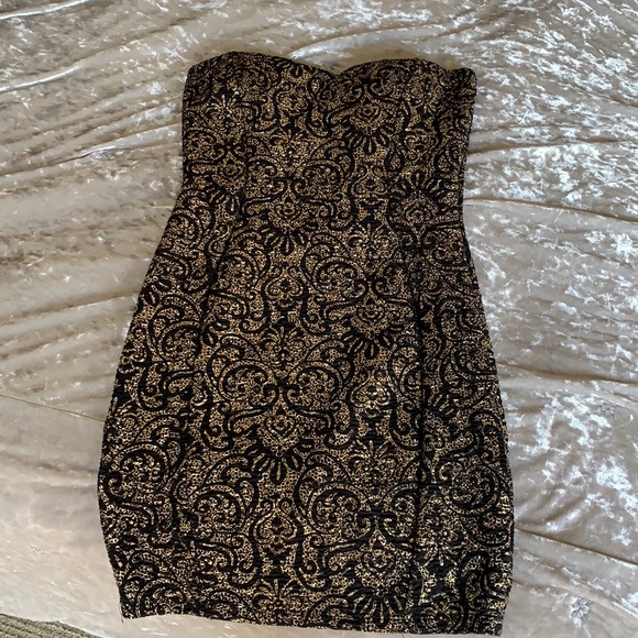 💫CLOSING SALE💫strapless dress with pads built in - Picture 1 of 2